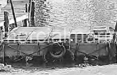 Unsinkable Steel Barge With Spud Walls