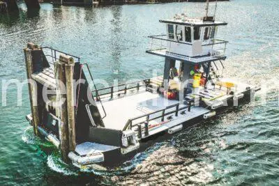 Pushboat with deck space on the front